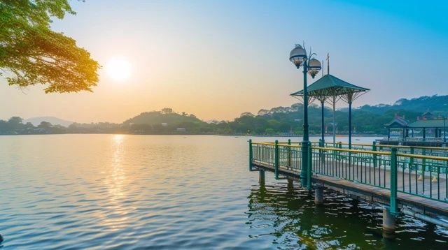 在炎炎夏日，杭州這座歷史悠久的城市，以其獨(dú)特的魅力吸引著無(wú)數(shù)游客
