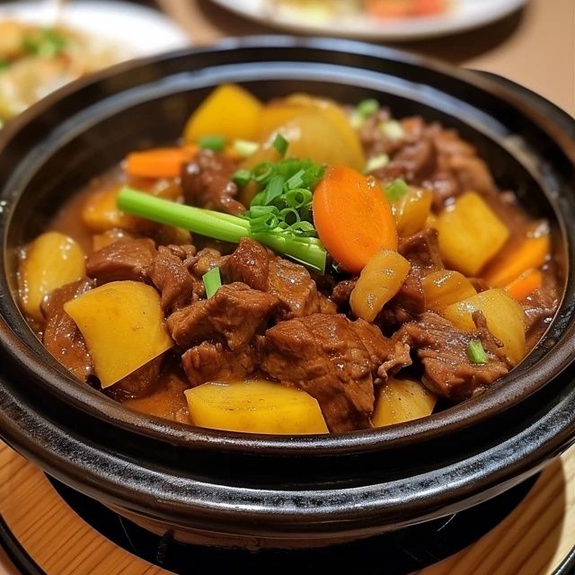 炎炎夏日，與好友共品熱辣牛腩火鍋，點燃味覺盛宴