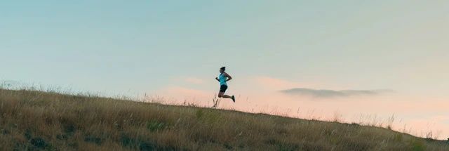 視頻現(xiàn)在是清晨的6:30，徒步行進(jìn)已過半，目前正走在回程路上~