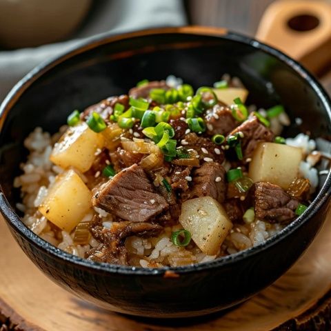 牛雜是一道風(fēng)味獨(dú)特的美食，通常由牛的內(nèi)臟和其他部位組成，味道鮮美