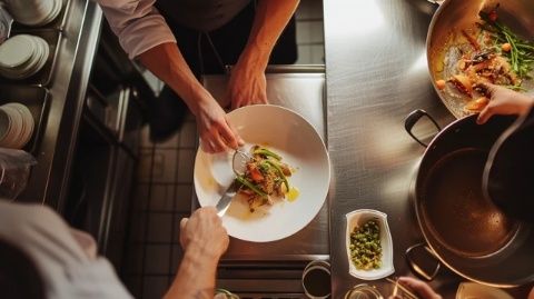 熱情洋溢的廚藝大冒險(xiǎn)：小鎮(zhèn)上的奇特料理之旅