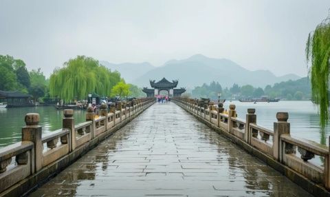 歷經(jīng)輾轉(zhuǎn)多站，終抵觀湖勝地