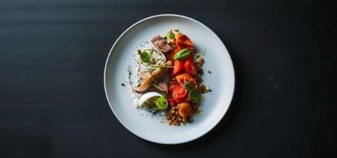 現(xiàn)在連一道菜都要開始卷起來了嗎？看這陣仗，這道菜應(yīng)該不便宜吧