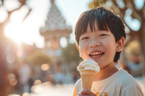 炎熱夏日中的冷涼甜美之旅：一小男孩的冰淇淋經(jīng)歷