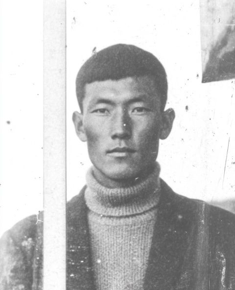 流淚1956年的一個(gè)深夜，65歲的賴雅敲響了張愛玲的房門,進(jìn)屋后
