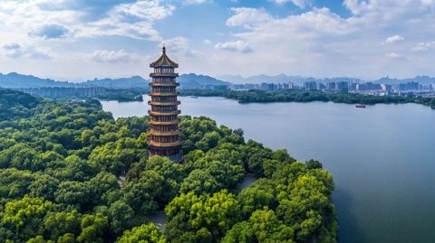 去杭州，經(jīng)一老人指點(diǎn)，告訴我們周邊還有被人低估的寶藏城市，那里別有洞天。