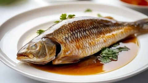 第一眼看到鯽魚蓋澆飯，這飯的吸引力實在是讓人驚嘆——居然有這樣的美食魅力