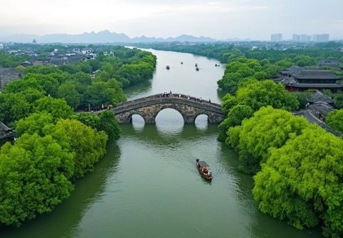 旅行無錫太湖之行，泛舟湖上，看落日余暉下的江南風(fēng)光