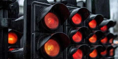 解讀交通信號(hào)燈顏色含義與行車(chē)規(guī)則：紅、綠、黃燈詳解