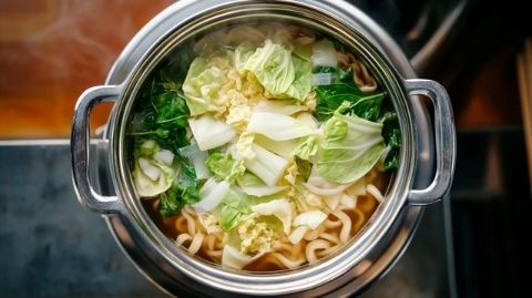 寒冷冬日來(lái)碗蹄花湯，酸菜的加持讓這道菜有了靈魂！