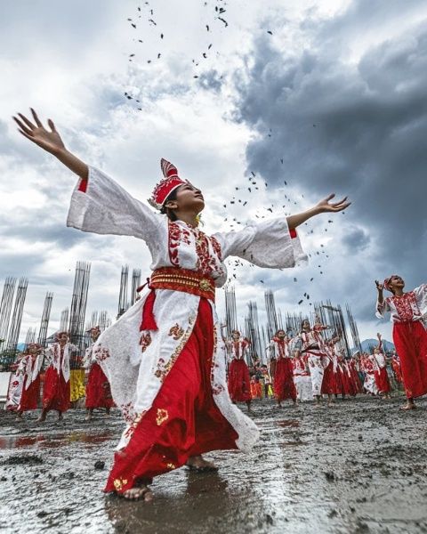 國慶假期全國多地通過展示打鐵花、火壺表演、英歌舞等非遺項目吸引游客
