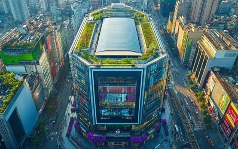 銀泰百貨離我家直線距離只有一公里，絕對是最近的商場了