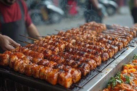 炭烤牛肉串配濃郁番茄醬，色香味俱佳！當(dāng)然可以！以下是羊肉串的制作方法