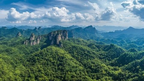 武夷山景點(diǎn)及美食推薦：峰巒峻秀、九曲溪等。