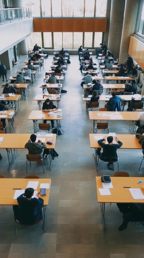 在學業(yè)征程中，考試是我們必過的考場