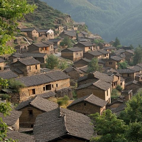 峰峰的小鎮(zhèn)指的是響堂水鎮(zhèn)，它位于河北省邯鄲市峰峰礦區(qū)和村鎮(zhèn)東和村