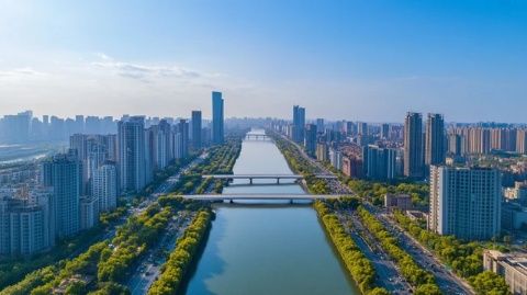 廣州：城市的現(xiàn)代化與傳統(tǒng)的融合，生活節(jié)奏快而又放松。
