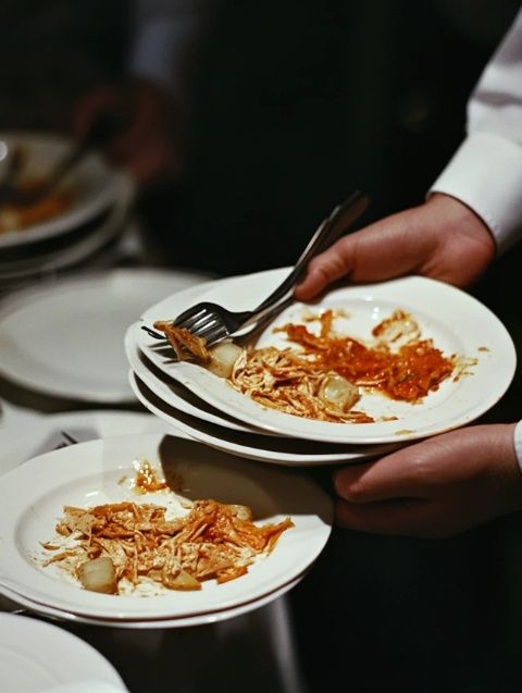 我在餐廳用餐時(shí)不慎摔倒，服務(wù)員正端菜前來