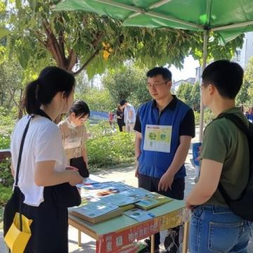 鄭州高校門口烤紅薯大叔送暖人心引發(fā)學(xué)生排隊(duì)購買