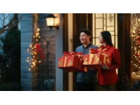 鄭州高校門口烤紅薯大叔送暖人心引發(fā)學(xué)生排隊(duì)購買