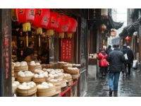 探訪南京必吃美食：小潘記鴨血粉絲湯，排隊也值得！