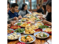 周末我們十五個同學(xué)，開了三部小車，一起開往上饒市朝陽村，國盛農(nóng)莊吃農(nóng)家菜，K歌