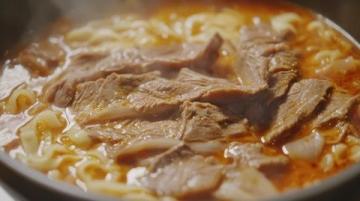 張家口傳統(tǒng)美味探秘：熏肉、莜面與黃糕的味蕾之旅