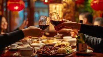 俄羅斯男子在中國(guó)餐廳消費(fèi)588元，點(diǎn)15道菜3瓶酒，結(jié)賬時(shí)發(fā)生感人一幕