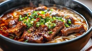 鄭州美食種類繁多，面食肉食應(yīng)有盡有，湯品小吃風(fēng)味獨(dú)特