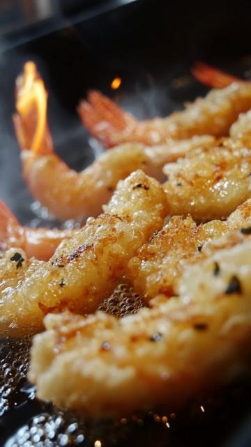 正在油炸豆腐，現(xiàn)做現(xiàn)賣,家鄉(xiāng)的豆腐就是好，炸的洞都有了，起泡泡了，金黃金黃的