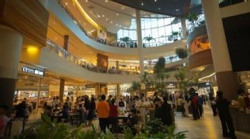 出了國金中心,我?guī)Т蠹夜淞艘患覠狒[的華采天地商場。