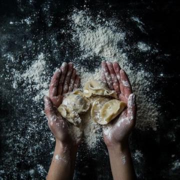 輕松學(xué)會(huì)在家做美味小籠包：方便簡單，家庭必備美食秘籍！