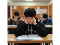 今天上午聽了一節(jié)數學研究課:10的分與合,感覺數學課和語文課相比真的是輕松多了