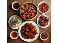 山東美食以其豐富多樣、口味濃郁、注重食材本味而聞名，是中國(guó)八大菜系之一（魯菜）的
