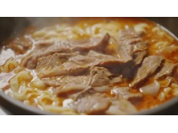 張家口傳統(tǒng)美味探秘：熏肉、莜面與黃糕的味蕾之旅