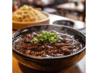 一碗熱氣騰騰、滾燙無(wú)比的生燙牛肉粉赫然擺在眼前，那濃郁醇厚的香氣肆意彌漫