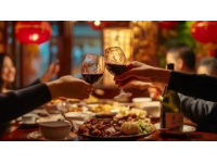 俄羅斯男子在中國餐廳消費588元，點15道菜3瓶酒，結賬時發(fā)生感人一幕