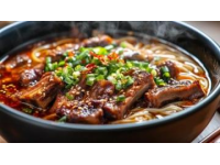 鄭州美食種類繁多，面食肉食應(yīng)有盡有，湯品小吃風(fēng)味獨(dú)特