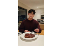 先前，張若昀發(fā)了一個制作美食的動態(tài)，白宇饞了，于是就給他留言說請快遞一份過來