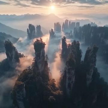 張家界，位于中國湖南省西北部，以其獨(dú)特的喀斯特地貌和壯麗的自然風(fēng)光聞名于世