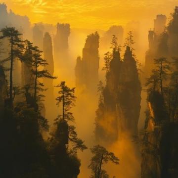 張家界，位于中國湖南省西北部，以其獨(dú)特的喀斯特地貌和壯麗的自然風(fēng)光聞名于世