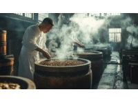 漲燒餅是江蘇靖江的傳統(tǒng)特色小吃，以酒藥發(fā)酵制成的酵水和面，十數(shù)小時后