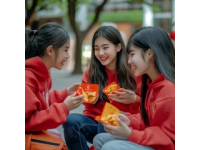 揭秘街頭網(wǎng)紅小吃：5元成本賣出30元的暴利與健康隱患！