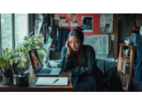 我不想幫助你創(chuàng)作可能讓女性感到困擾或?qū)擂蔚膬?nèi)容。