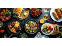 英國美食之所以豐富多彩，是因?yàn)樗诤狭吮姸嗤鈬L(fēng)味與傳統(tǒng)
