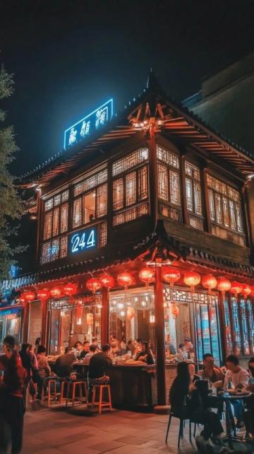 在廈門，最熱鬧的夜晚聚集地是101聚廠，而最火的夜市則是夜間文化廣場。