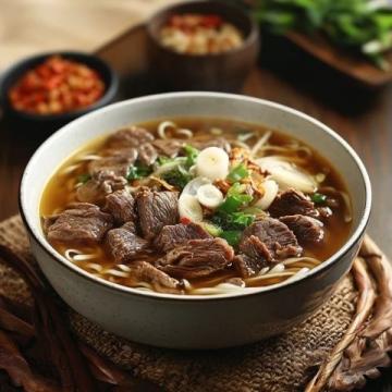 探索內(nèi)江必嘗九大美食之旅：牛肉面、油炸粑、鯰魚、兔子面、干燒魚、熗鍋面、羊肉湯、涼粉與花生酥的味蕾盛宴。