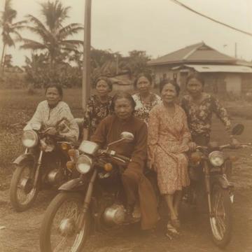 1950年前后，印尼當時發(fā)生了嚴重的排華事件，許多華僑回到祖國