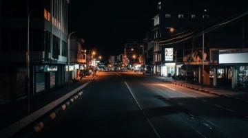夜晚的街頭，曾經(jīng)的車水馬龍已不復(fù)存在，只剩下孤零零的路燈和寂靜的建筑