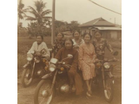 1950年前后，印尼當時發(fā)生了嚴重的排華事件，許多華僑回到祖國